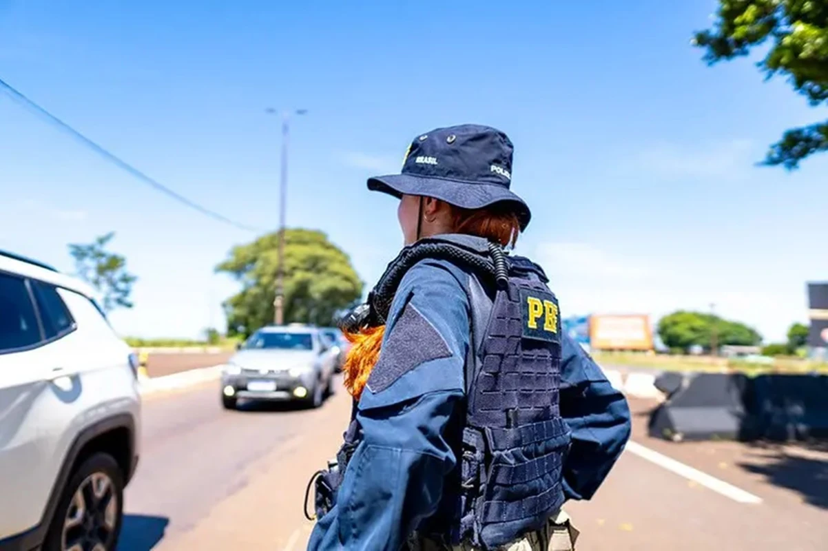 Vítima pula de carro em movimento durante sequestro relâmpago. Vídeo