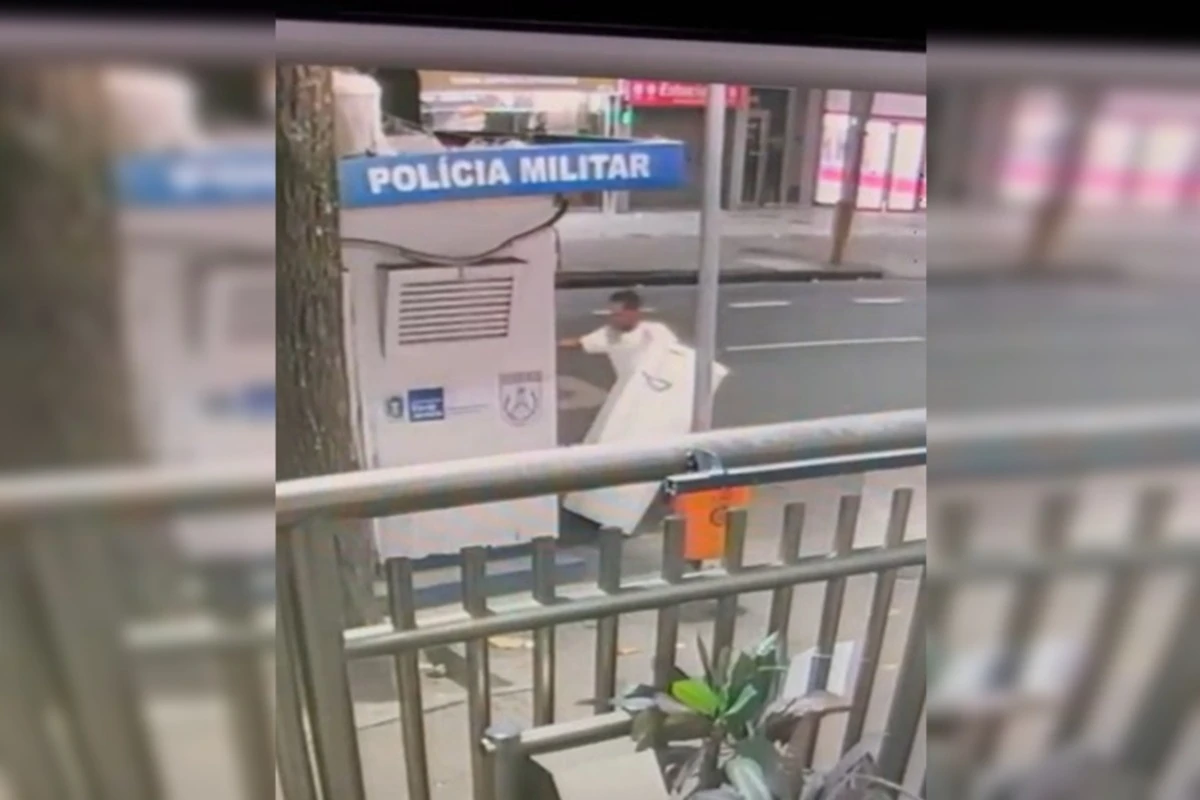 Vídeo: homem entra em posto da PMRJ e carrega geladeira na cara de pau