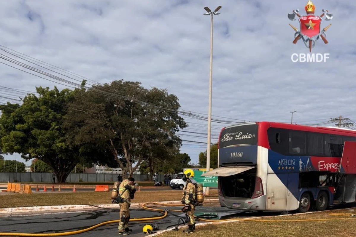 Ônibus de turismo com 40 passageiros pega fogo na Asa Sul