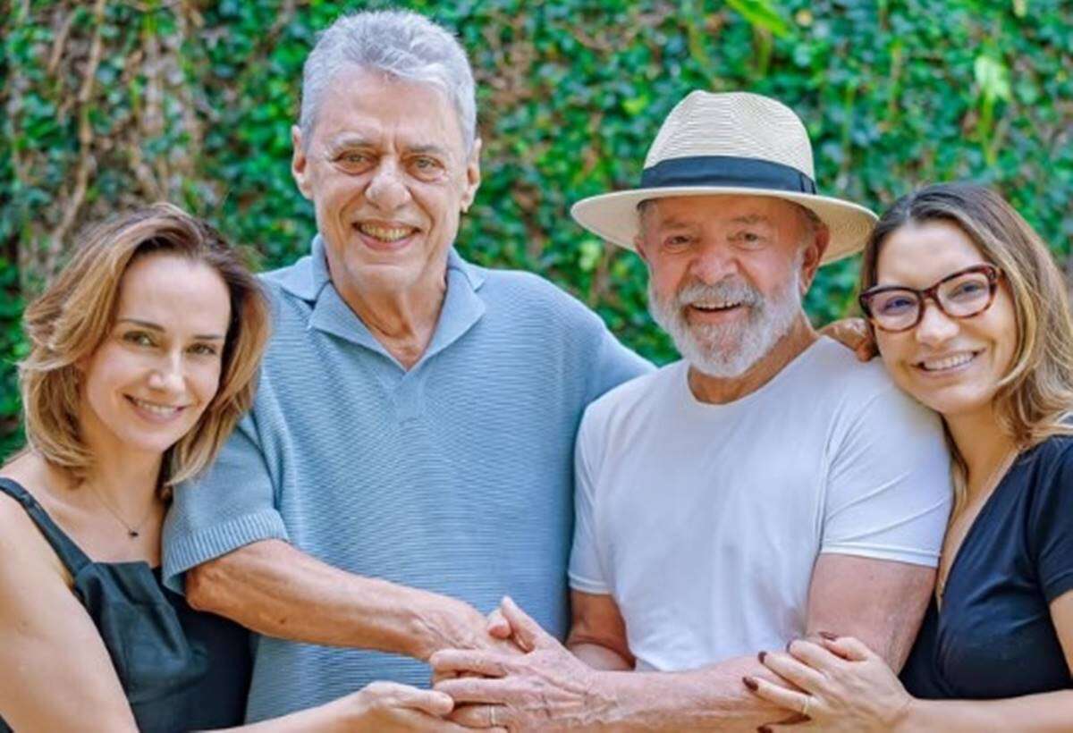 Em SP, Lula recebe visita de Chico Buarque e Carol Proner: “Amigos”