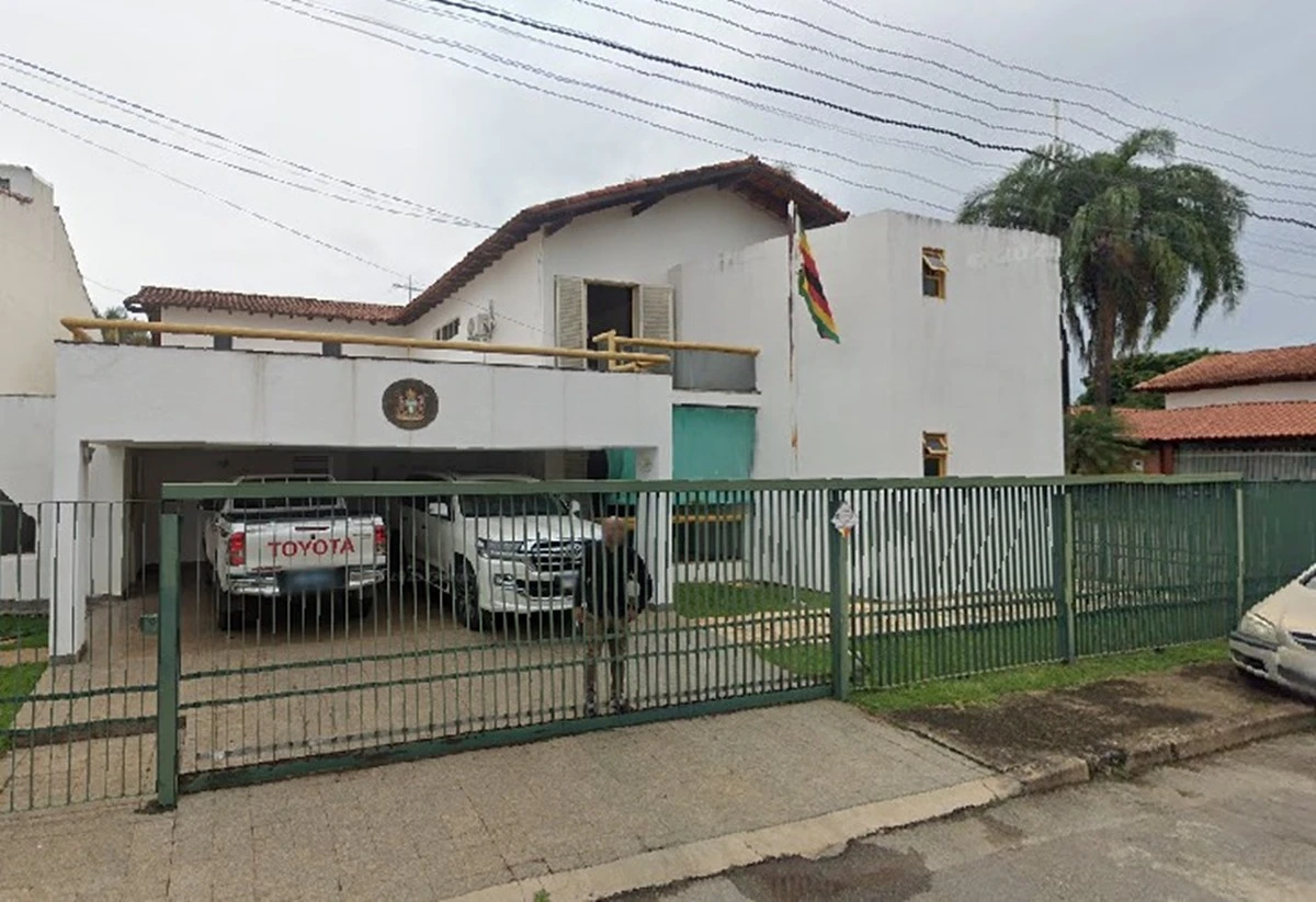 Embaixada: mulher tomou veneno de barata por não suportar humilhações