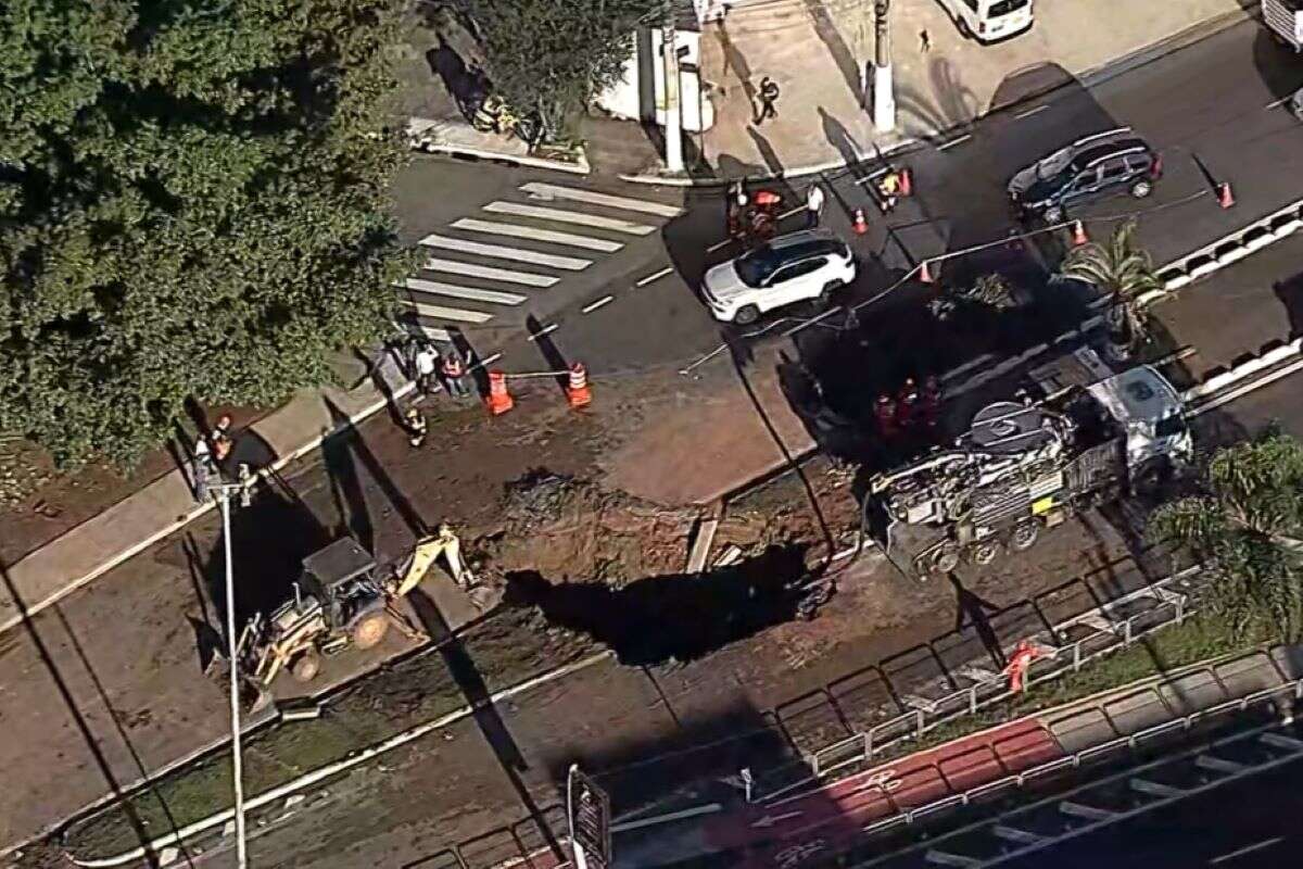 Cratera interdita avenida movimentada perto da Ceagesp, na zona oeste