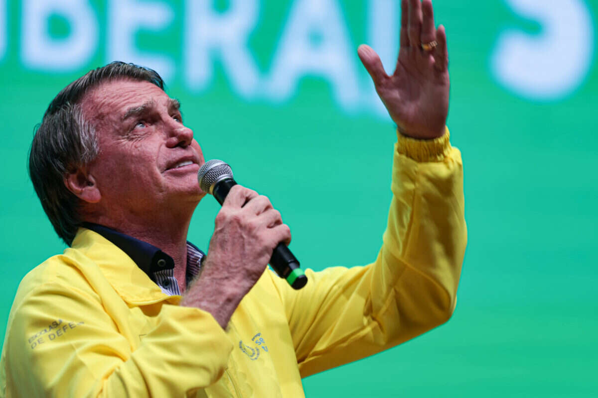 Bolsonaro revela uso de chip hormonal para desempenho sexual