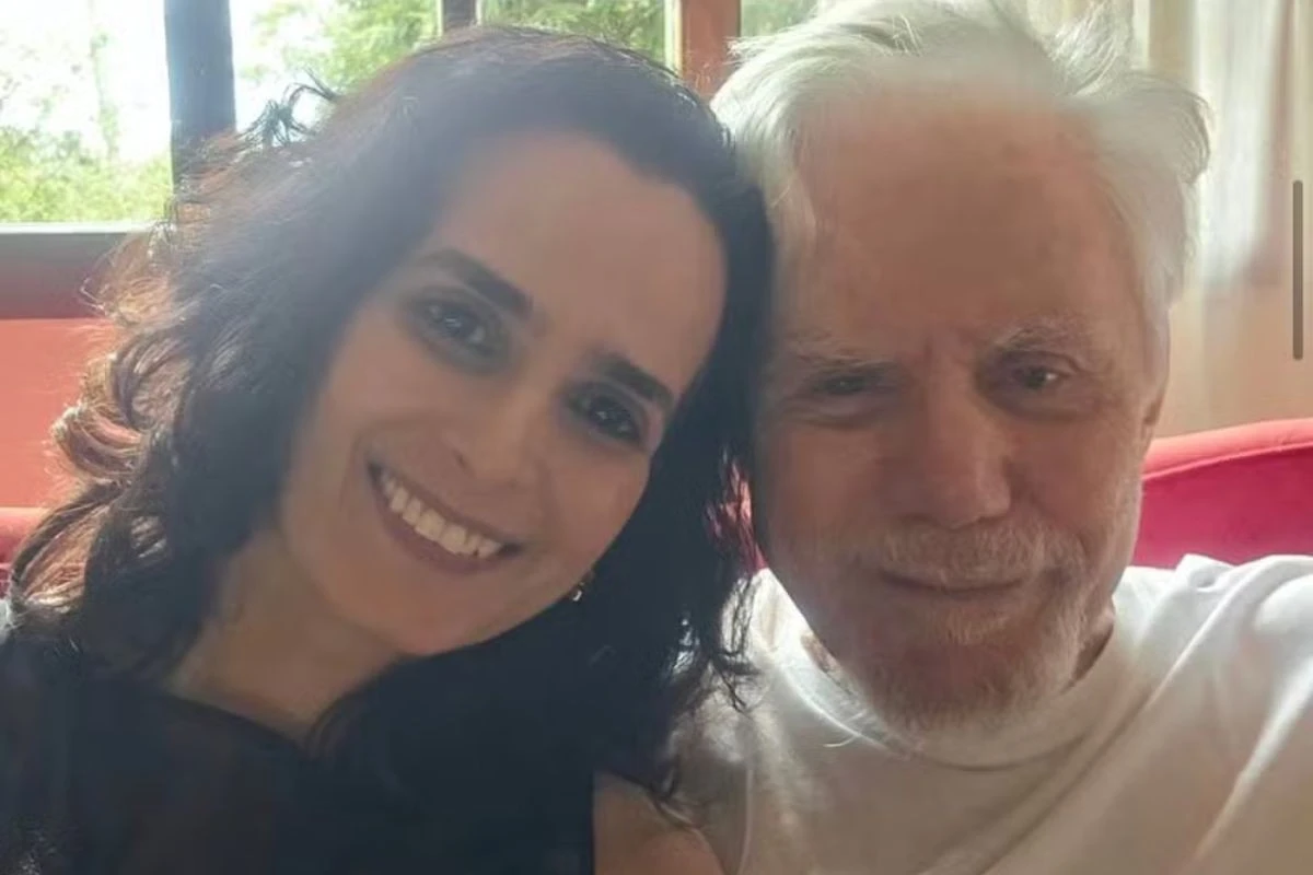 Reginaldo Faria faz aparição com a namorada 49 anos mais nova; conheça