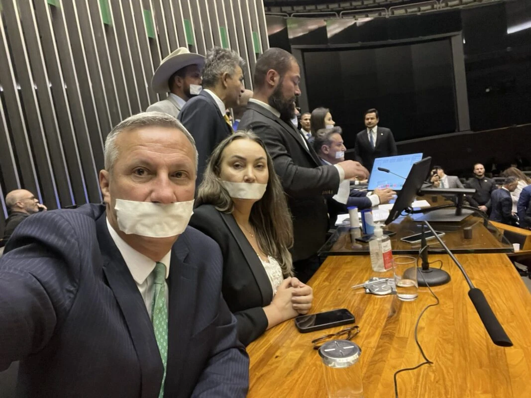 Vídeo. Com fita na boca, oposição ocupa Mesa Diretora da Câmara