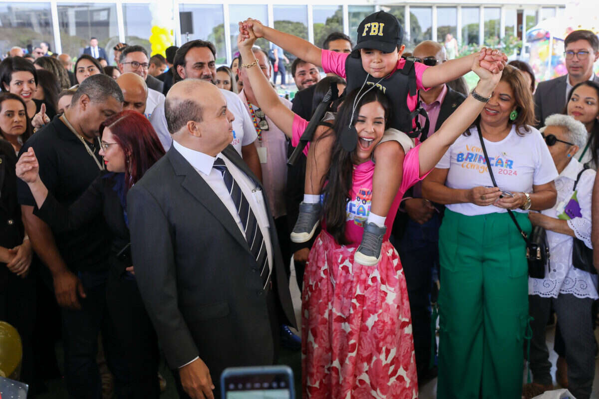 “Vai ter decreto hoje”, brinca caçula de Ibaneis em evento do GDF