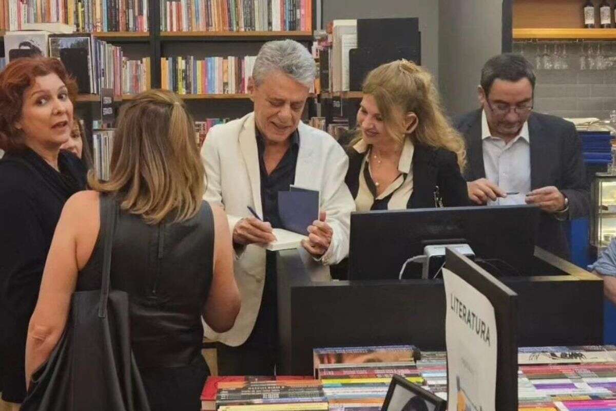 Chico Buarque, que não lança seus livros, foi sensação em lançamento