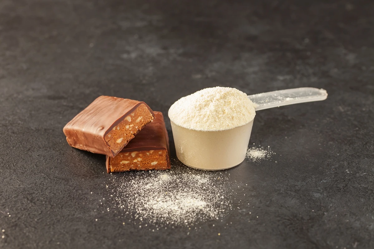 Whey protein em pó, bebida ou barrinha? Saiba qual é a melhor opção