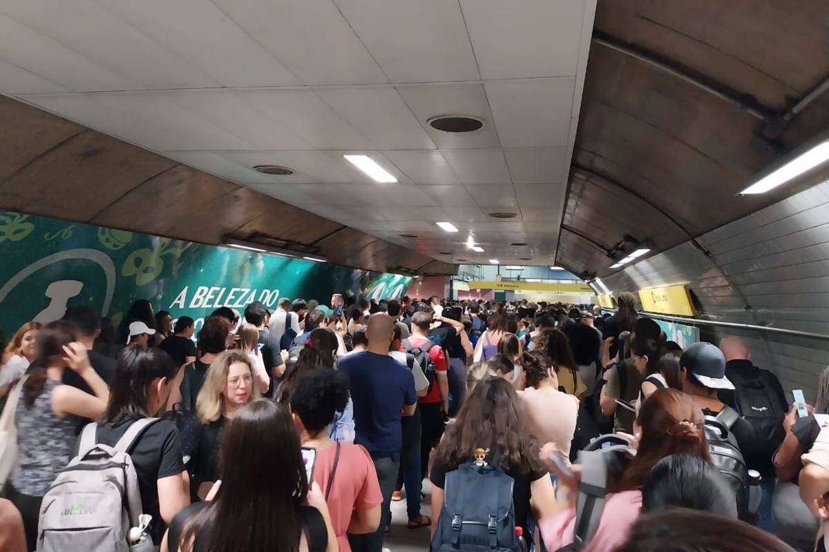 Passageiros relatam problemas no metrô após fortes chuvas em SP