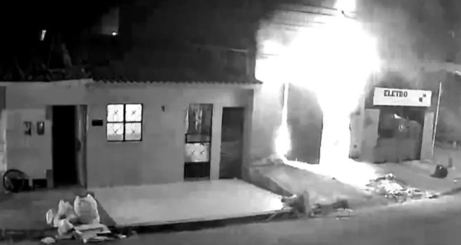 Vídeo: casa explode durante incêndio na Ponta da Terra (AL)