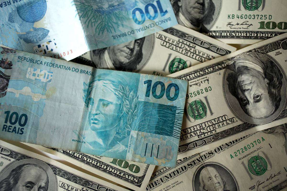 Dólar sobe para R$ 5,76 com incerteza sobre revisão de gastos