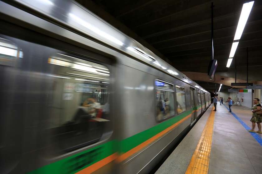 Raio atinge trilho do Metrô e afeta circulação de trens no DF