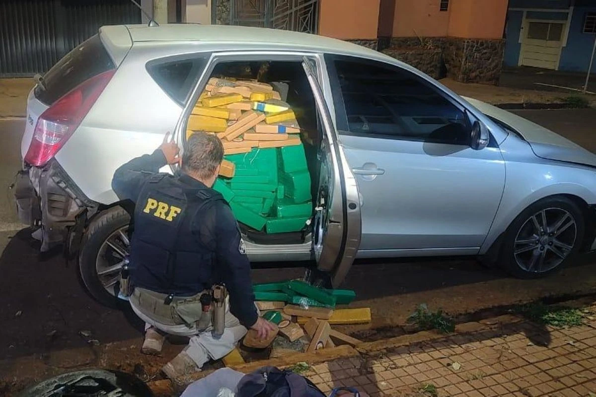 Vídeo: após perseguição de 40 km, PRF acha 900 kg de drogas em carro