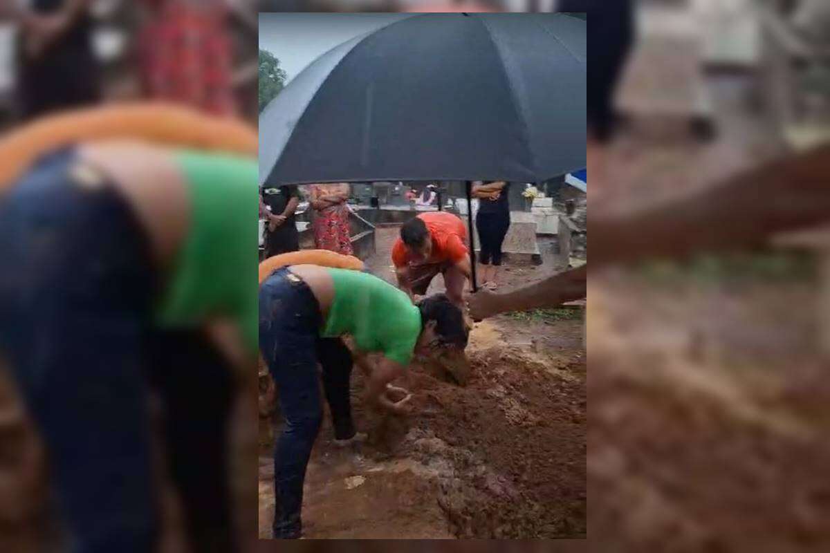 Sob chuva e sem coveiro, netos usam as mãos para enterrar avó. Vídeo