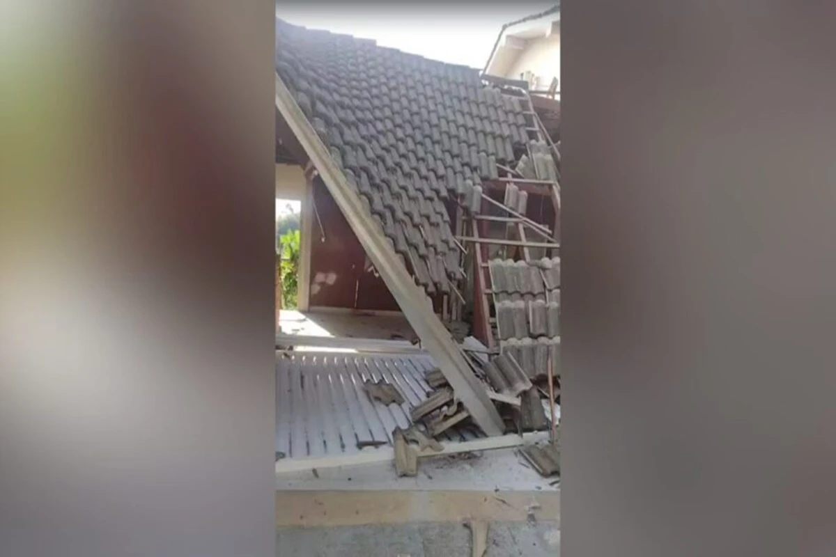Caminhão cai duas vezes sobre a mesma casa em Santa Catarina