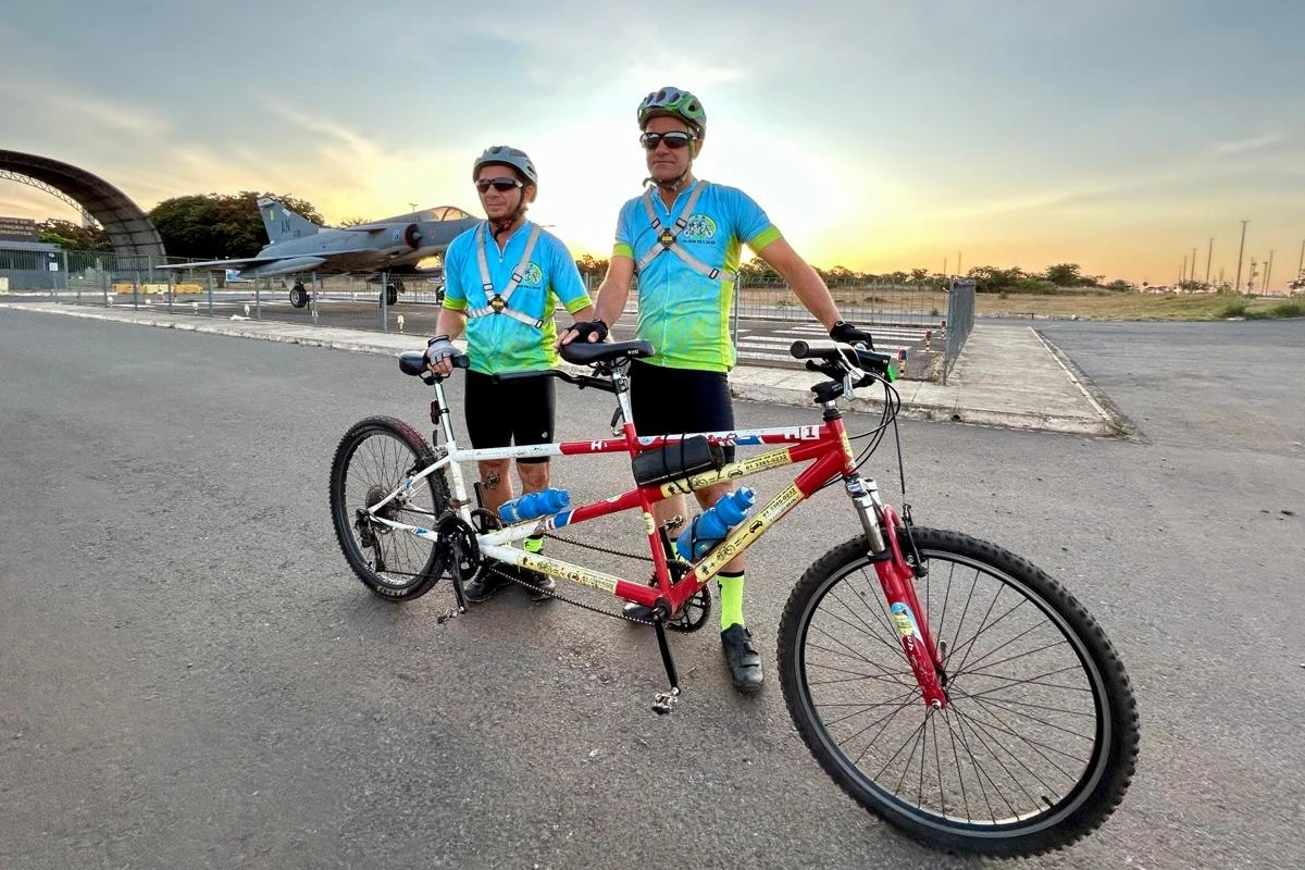 “Preenche a escuridão”: servidor vence limites da cegueira no ciclismo