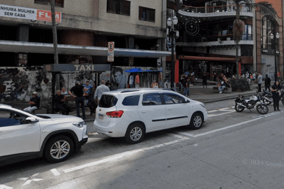 Ônibus atropela e deixa uma pessoa morta no Centro de São Paulo