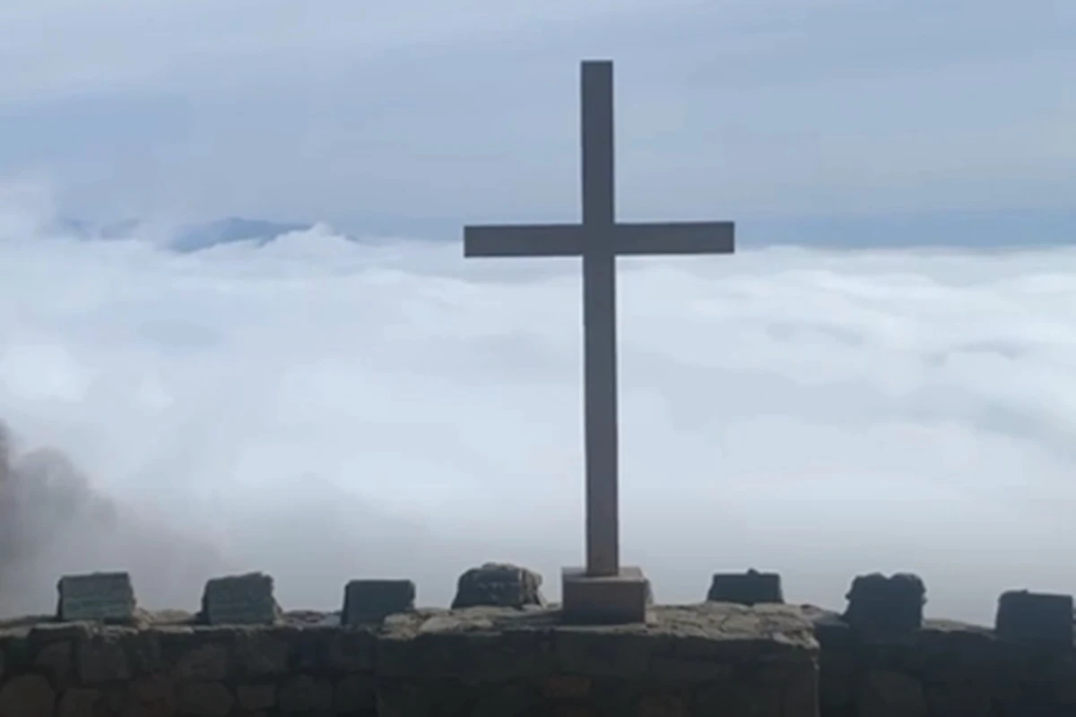 A impressionante vista de capela ao ar livre no topo de montanha