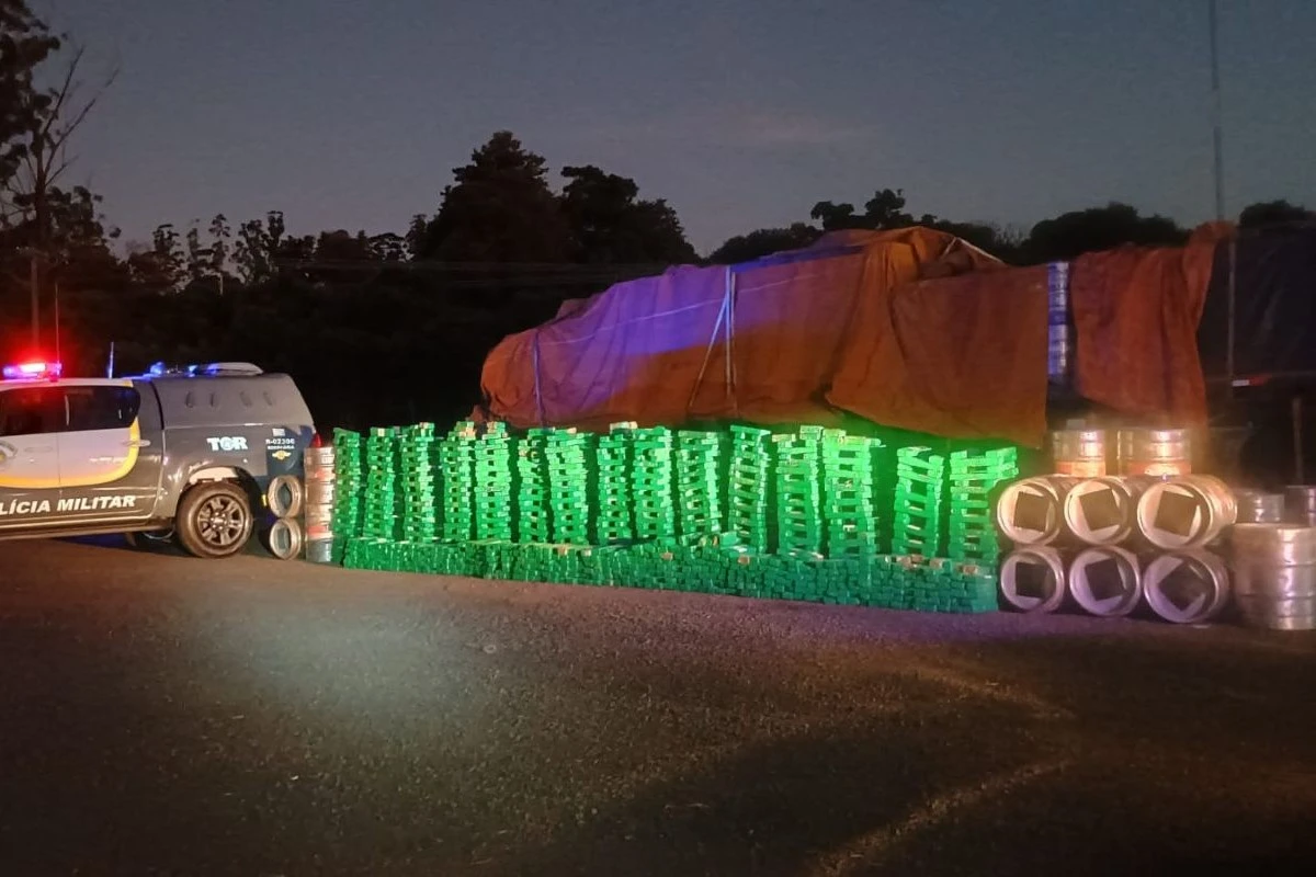 PF intercepta caminhão com 913 kg de maconha dentro de barris de chopp