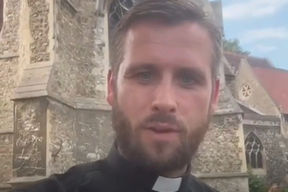 Quem é o “padre gato” que virou sensação nas redes com vídeo em igreja