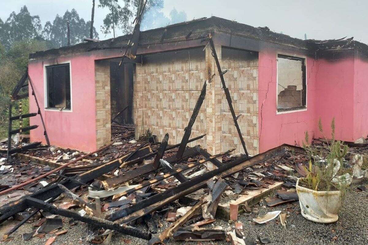 Incêndio deixa mulher ferida e casa destruída em SC. Marido é suspeito