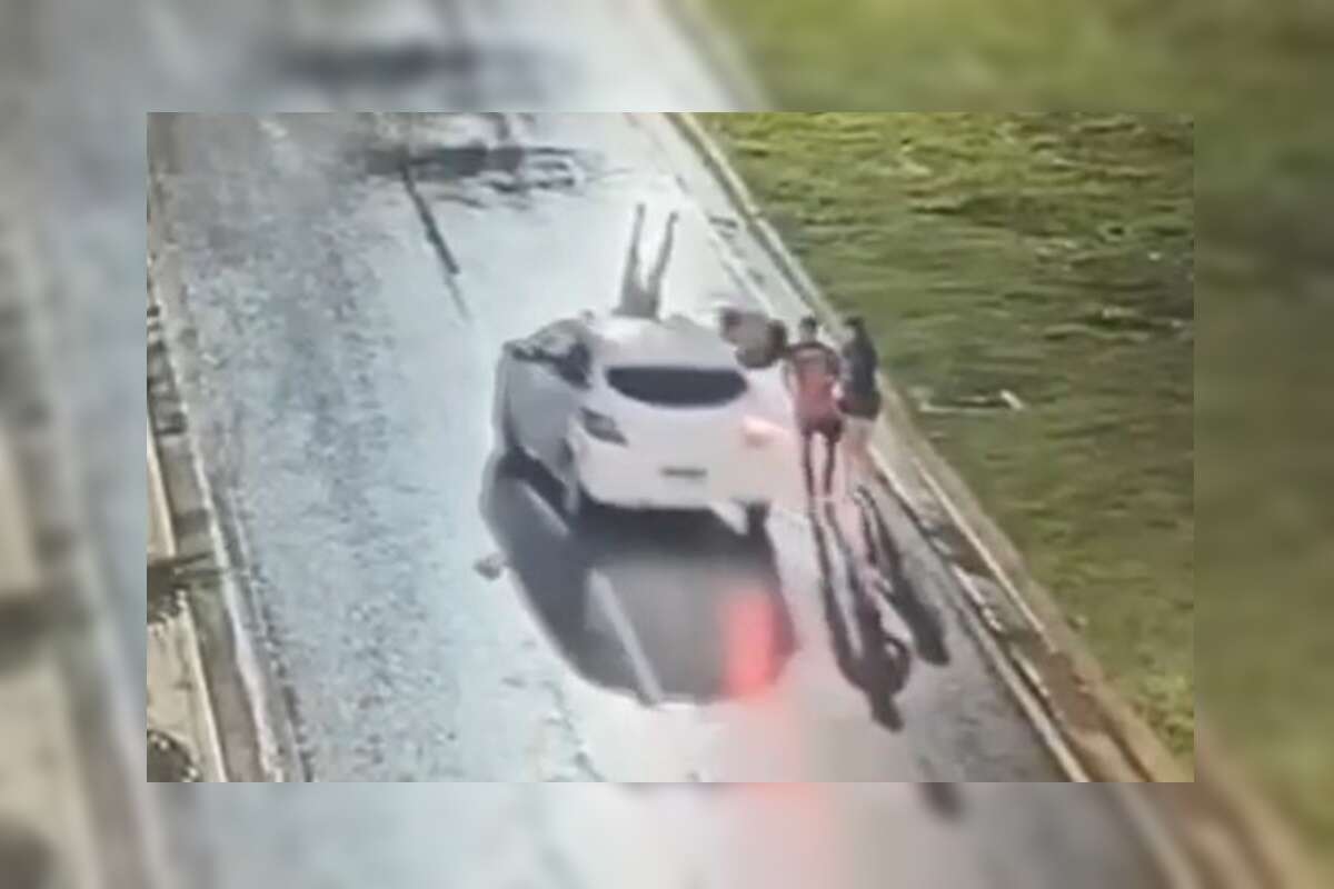 Motorista foge após atropelar homem que caminhava com a família. Vídeo