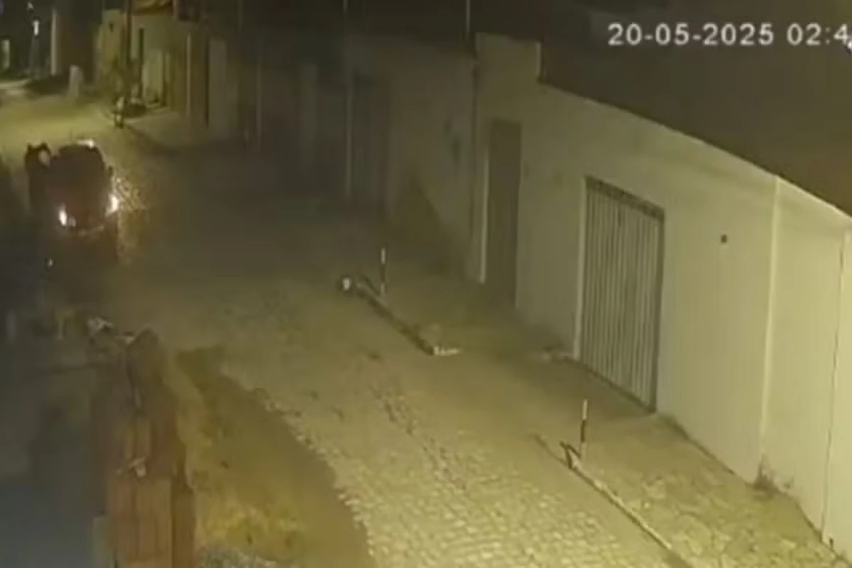 Vídeo flagra carro de PM deixando 3 homens em roubo a casa de idosos