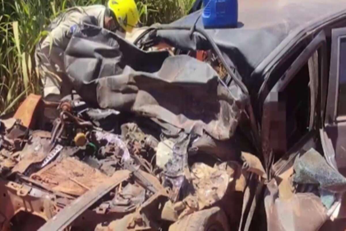 Caminhão invade pista, bate em carro e mata homem; grávida perde filho