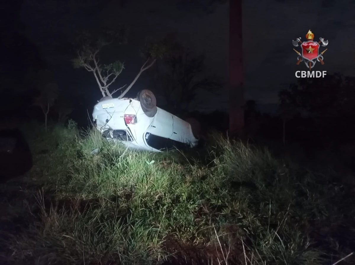 DF-250: quatro pessoas ficam feridas após carro capotar no Paranoá