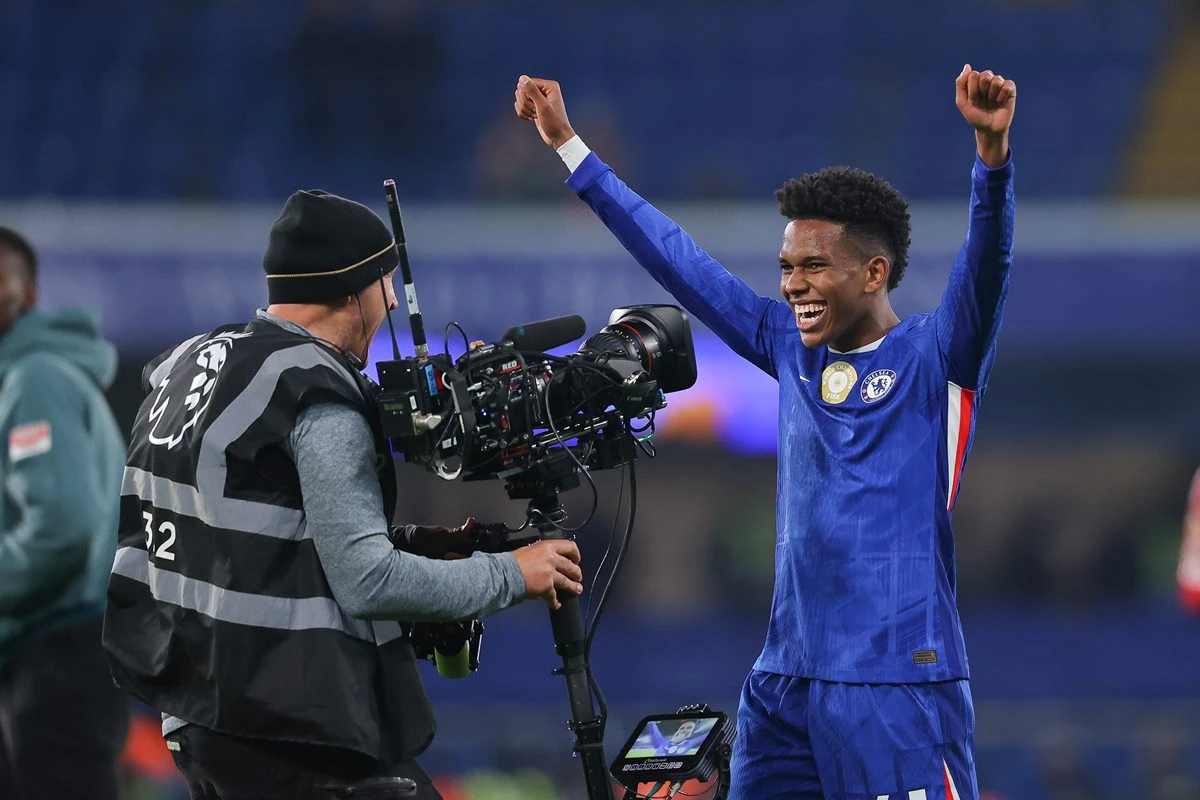 Chelsea destaca coincidência na carreira de Estêvão para cutucar rival