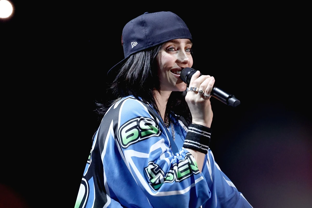 Billie Eilish cai em palco durante show após ser puxada por fã