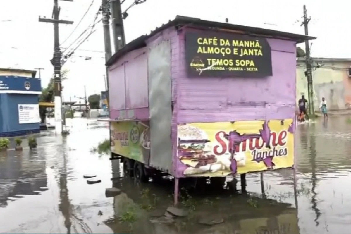 Quem são as vítimas de choque elétrico em trailer após chuva no Recife