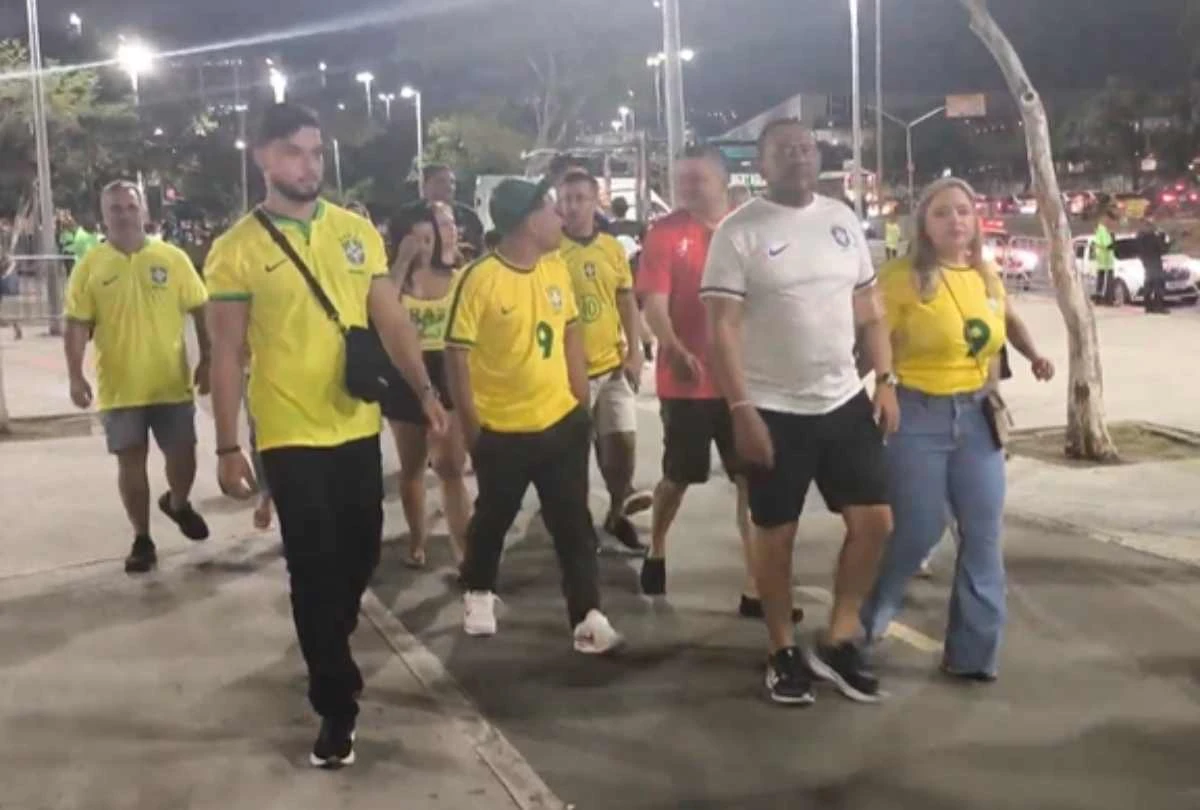 Vídeo: torcedores chegam empolgados para jogão entre Brasil x Chile