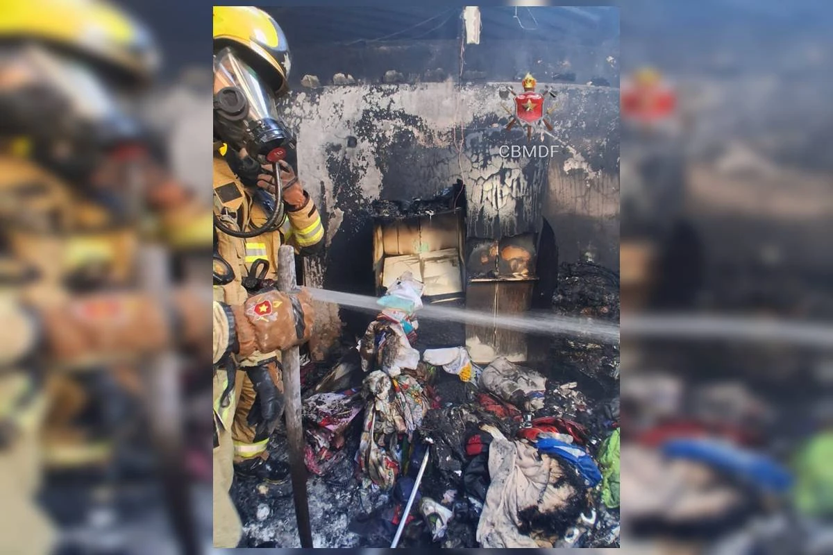 Casa fica parcialmente destruída após pegar fogo no Recanto das Emas