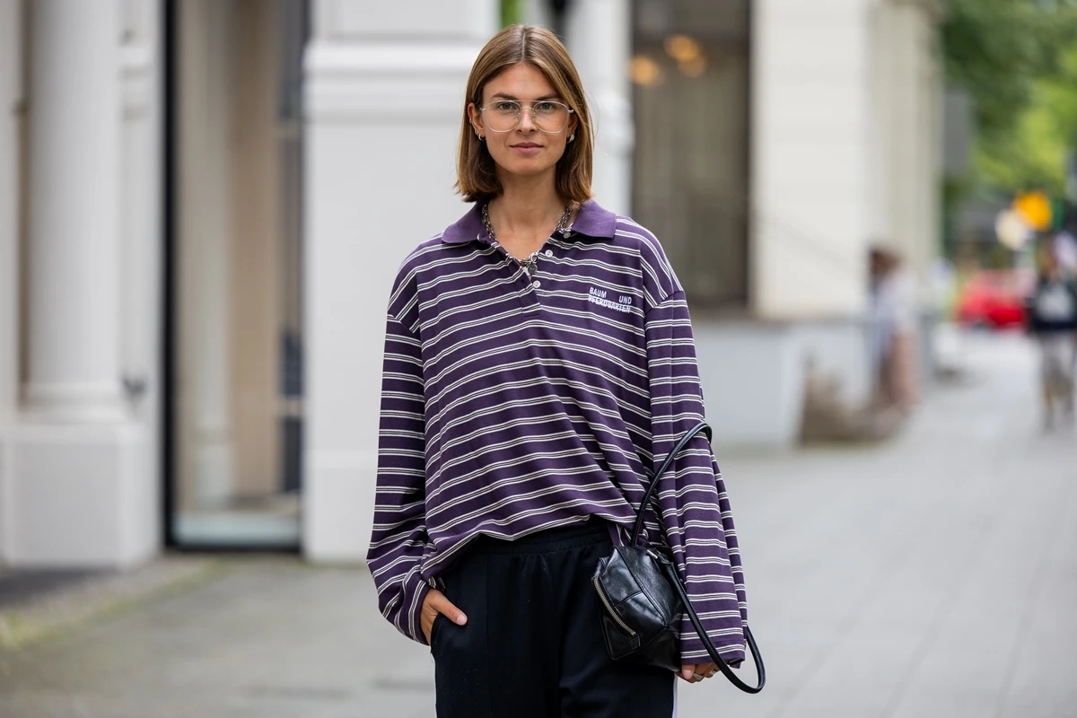 Camisa polo listrada: cinco formas de estilizar a peça do momento