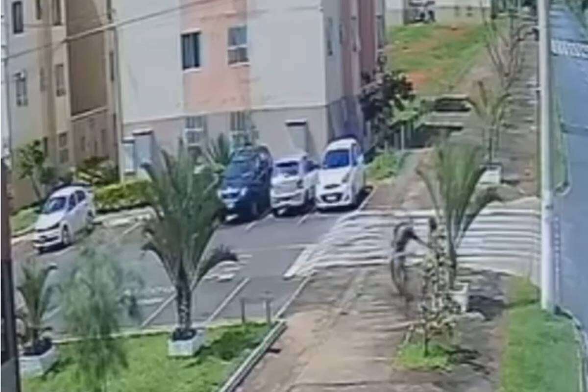 Vídeo: bandido em bicicleta tenta assaltar mulher no Distrito Federal