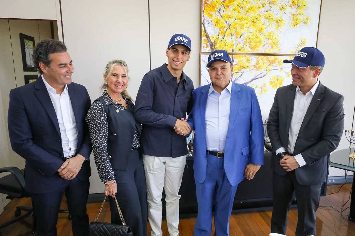 Ao lado de piloto da F1, Ibaneis anuncia data para reabrir Autódromo