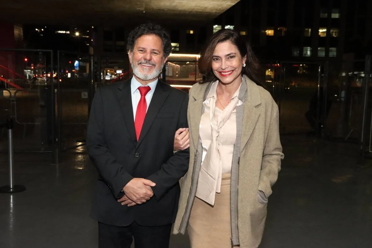 Primeira âncora do Jornal Nacional aparece em clique raro com namorado
