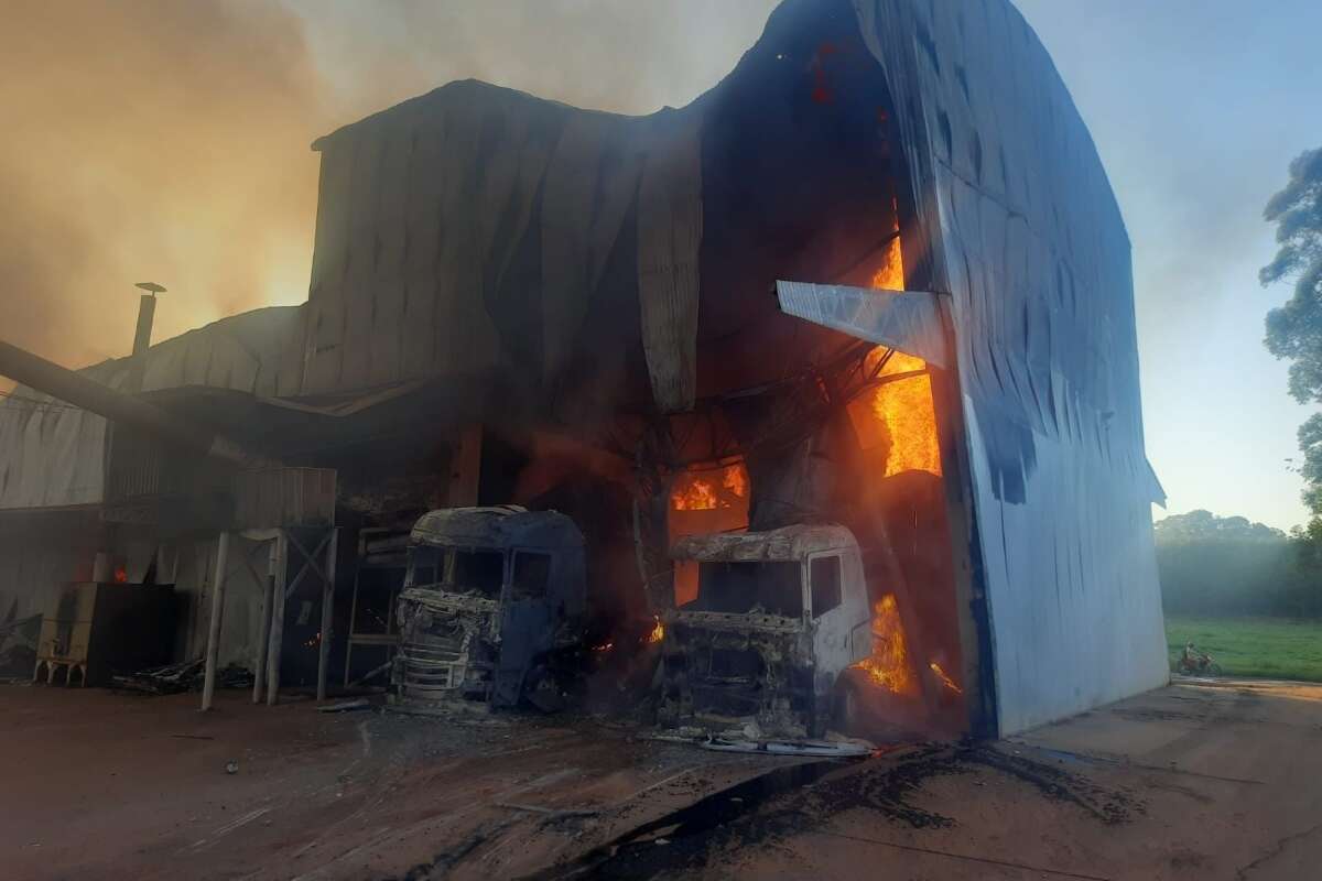 Incêndio de grandes proporções em fábrica de SP dura mais de 36 horas