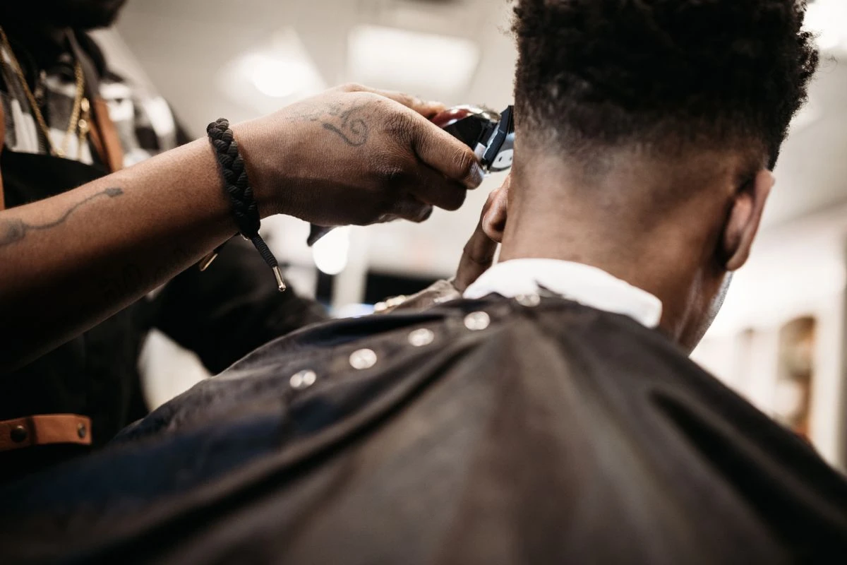 Renove o visual: 6 cortes de cabelo masculino em alta para se inspirar
