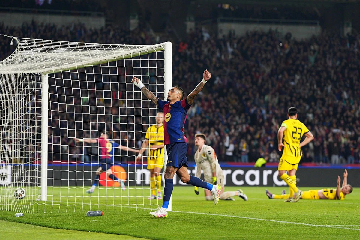 Raphinha pede desculpas por “roubar” gol de colega do Barcelona. Veja