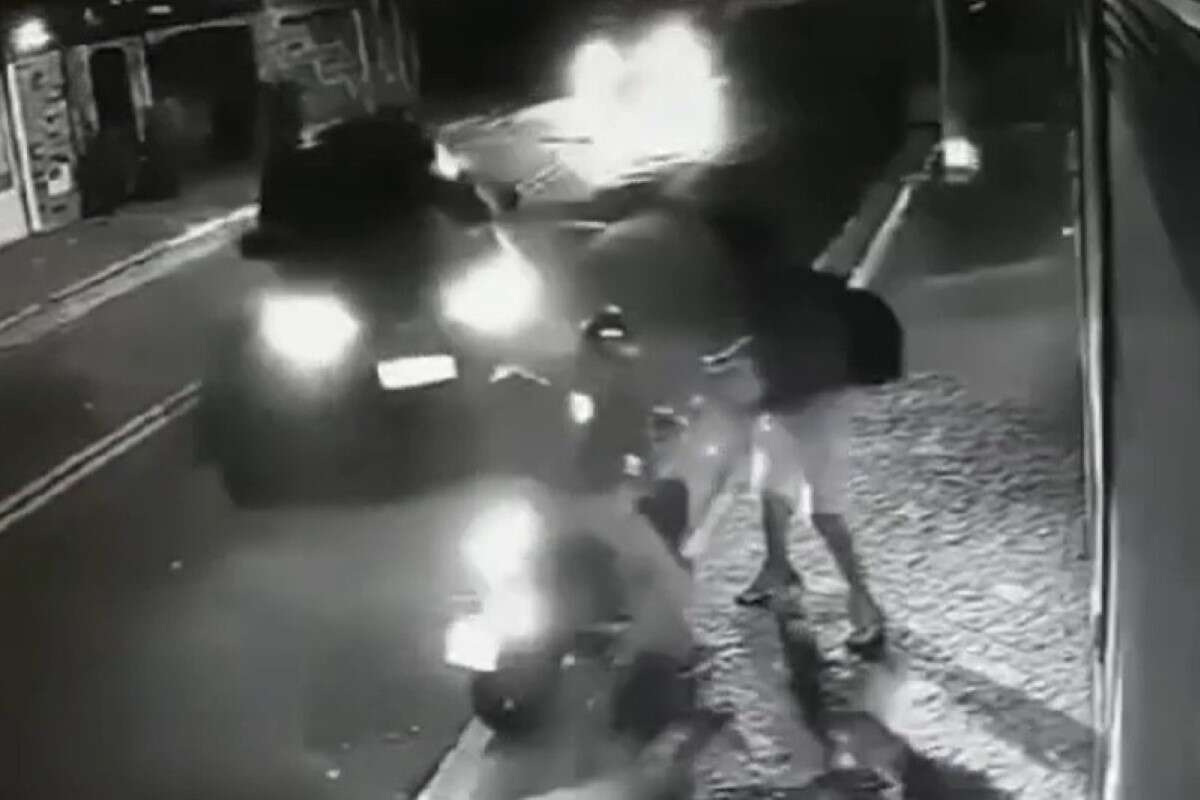 Vídeo: motorista joga carro em bandido ao ver assalto na zona norte