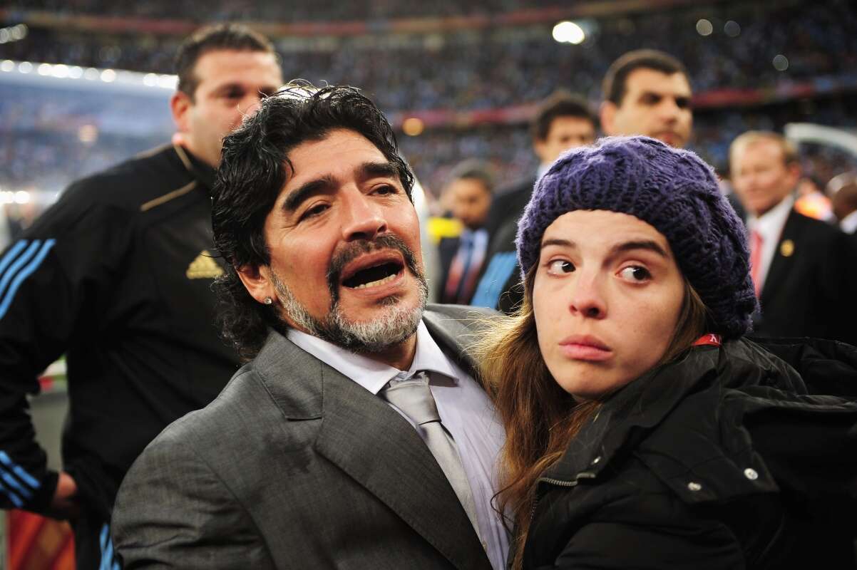 Filha de Maradona contratou médium para ter contato com pai