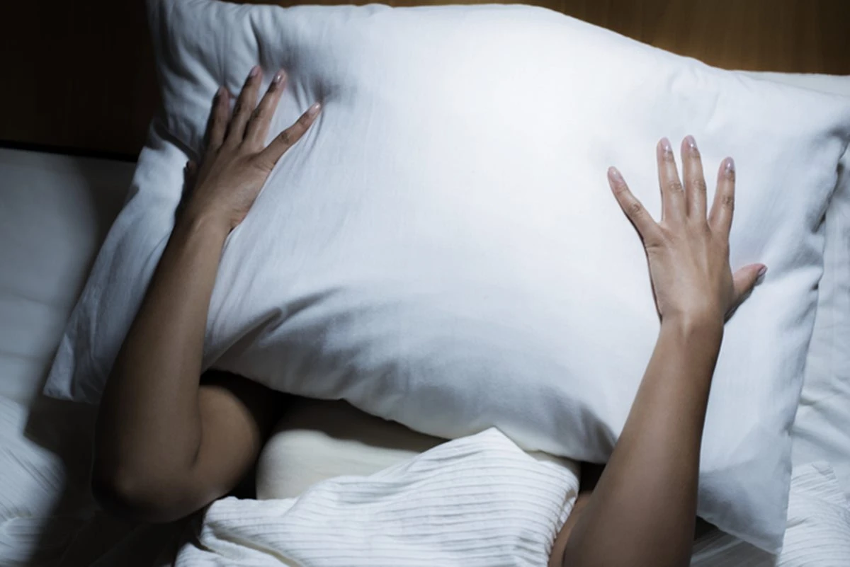 Dormir de barriga cheia dá mais pesadelos? Veja o que a ciência diz
