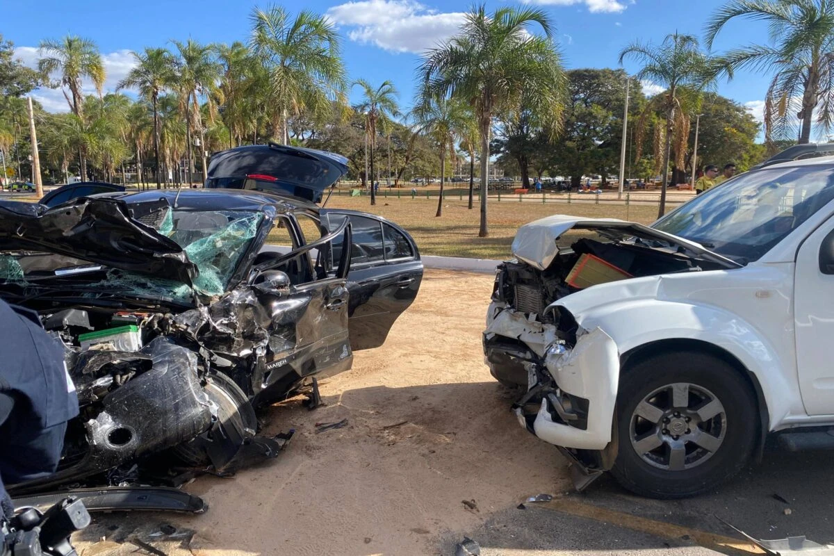 Jovem de 22 anos fica em estado grave após colisão no Parque da Cidade
