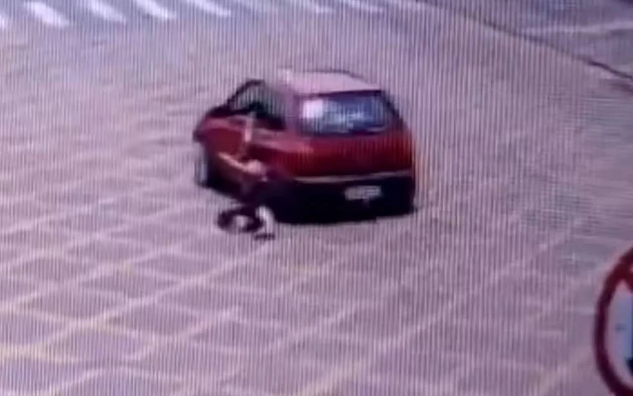 GO: mulher é arrastada pelo ex após ficar presa em carro. Vídeo