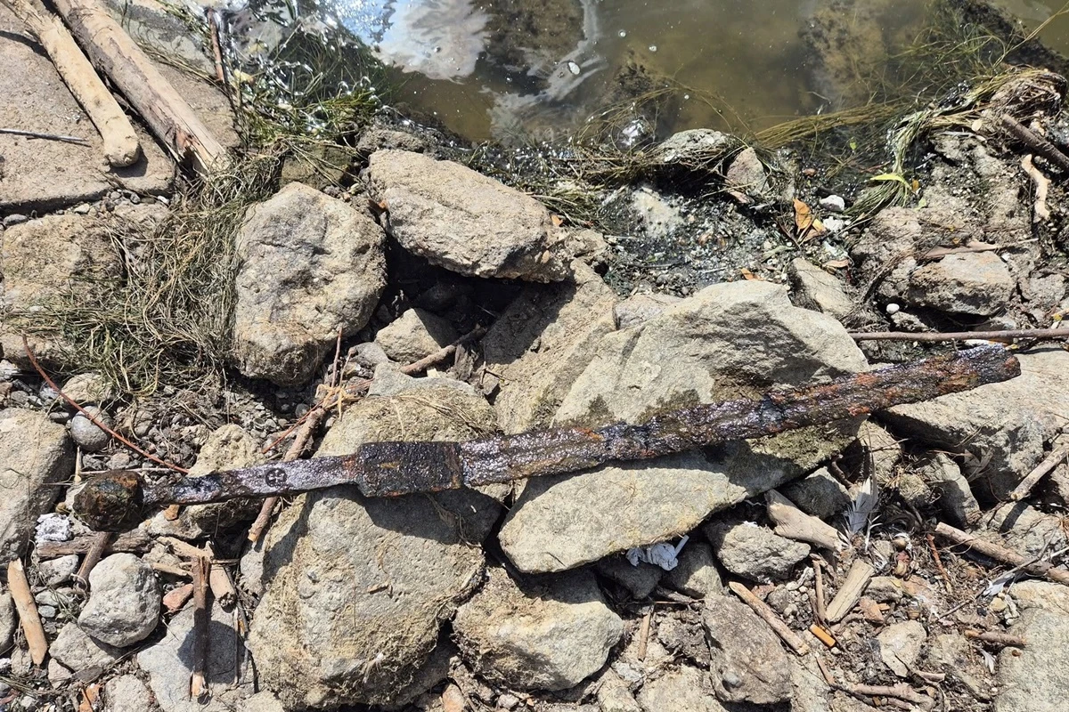 Pescador encontra espada medieval em rio na Polônia. Veja fotos