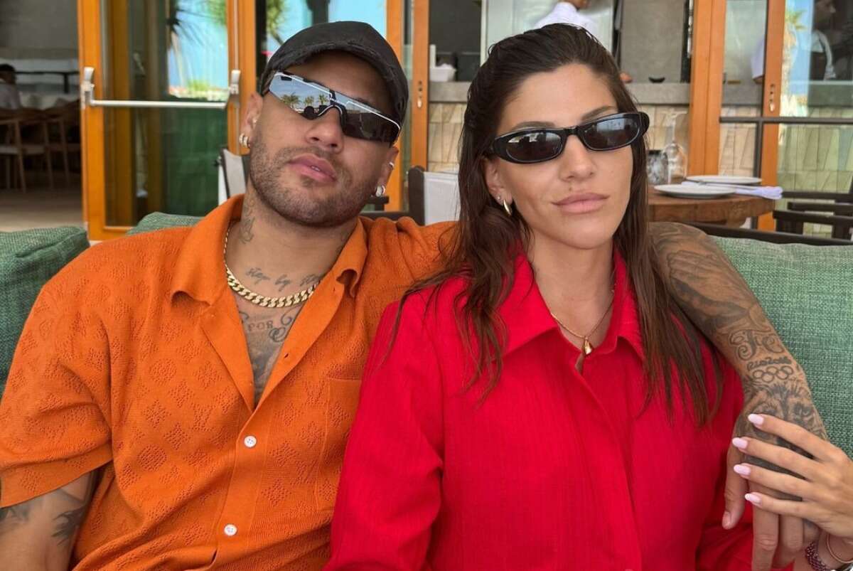 Neymar posa abraçado a influencer após reatar com Bruna Biancardi