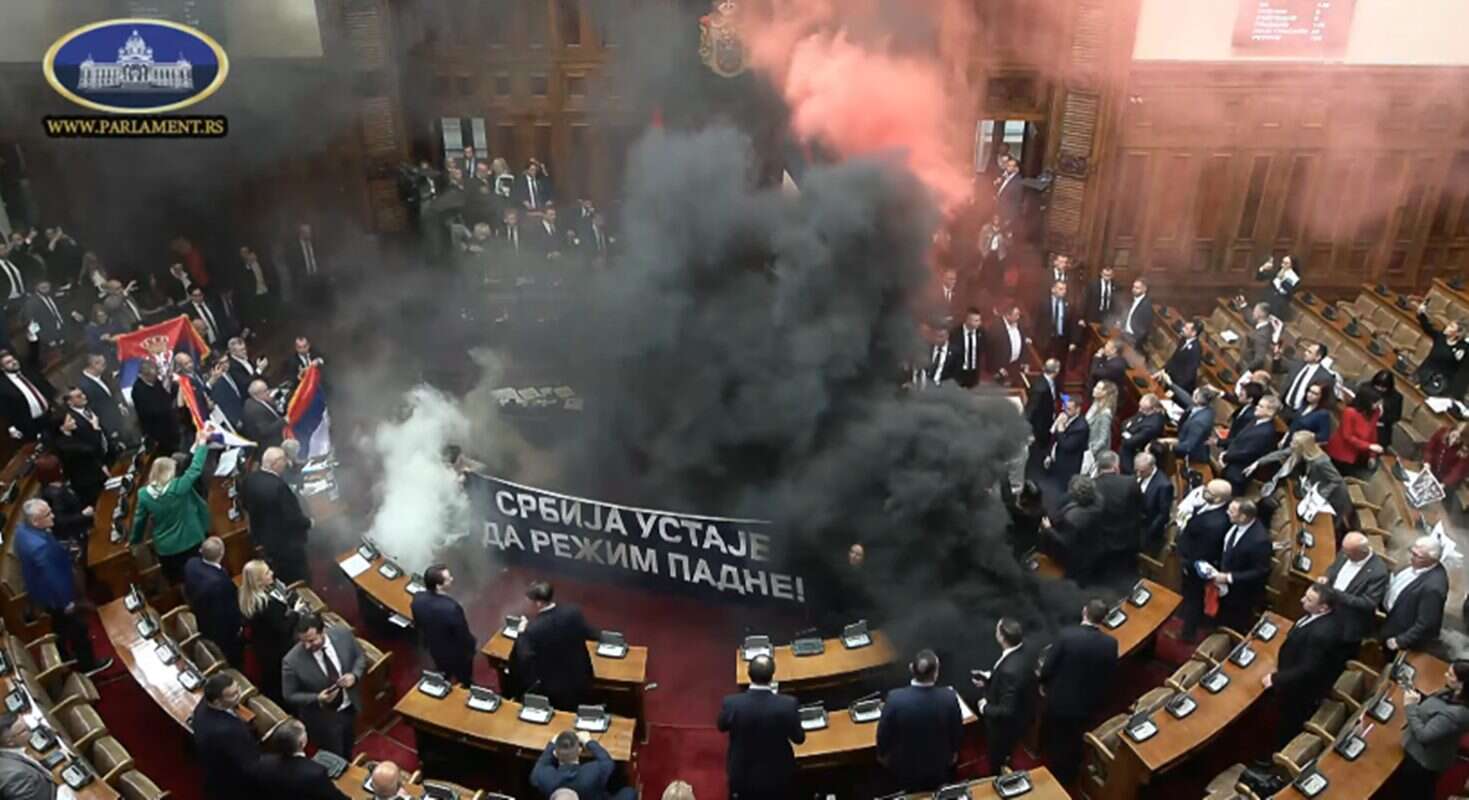 Sérvia: oposição lança bombas de fumaça dentro do Parlamento. Vídeo