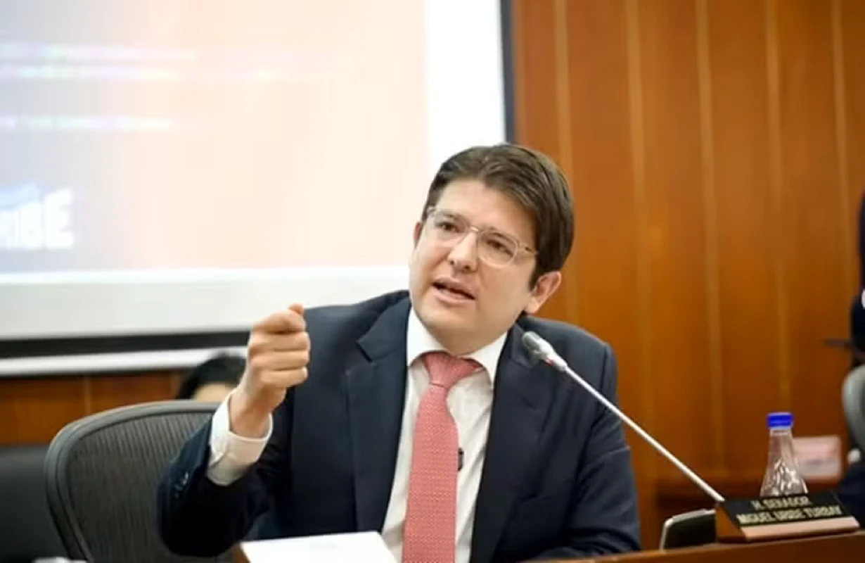 Veja momento em que Miguel Uribe é atingido por tiros na Colômbia